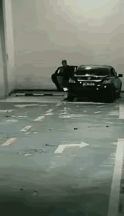 这人怎么了？怎么一下车就提裤子从车上下来还一下站不住摔倒了。这怕是有点严重，