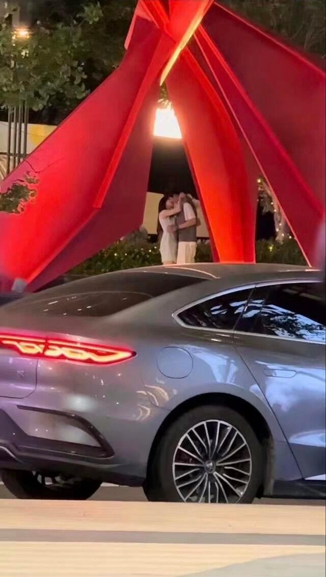 周柯宇陈妍希街头热吻被拍