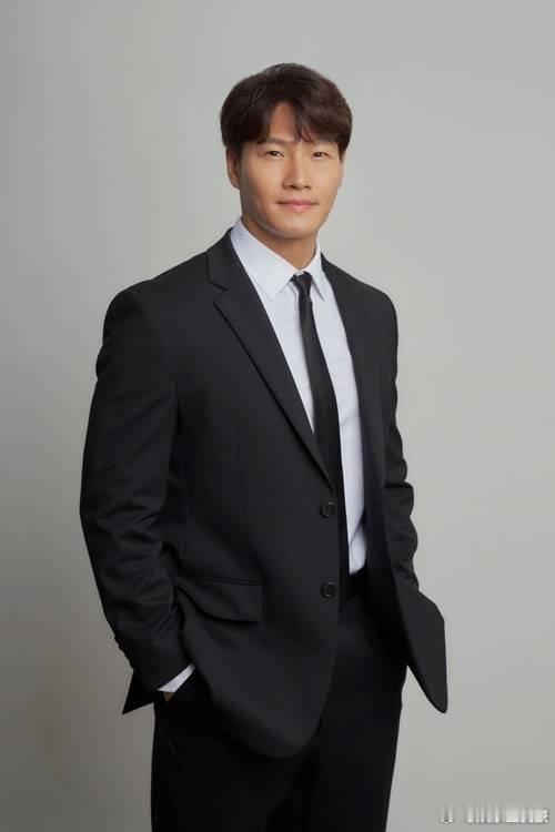 金钟国说妻子是认识很久的妹妹金钟国坦言妻子原先是相识已久的妹妹，某天突然意识到