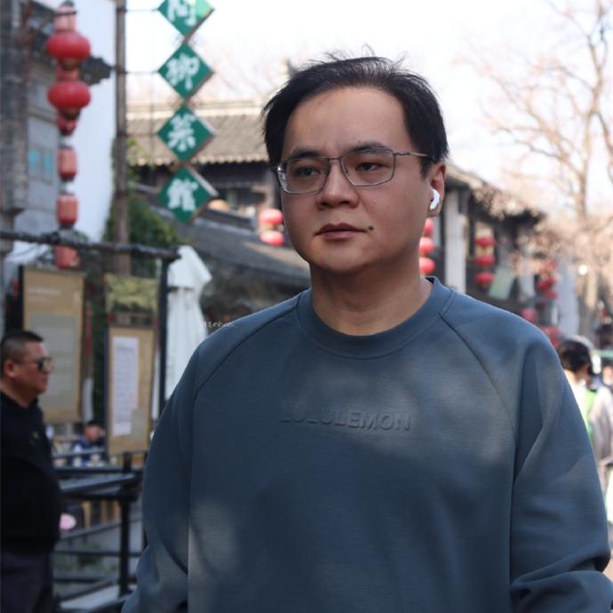 哈哈哈~德云社总教习高峰要被小孩哥给弄奔溃了。刚刚，高峰发文讲述了自己高铁出行的