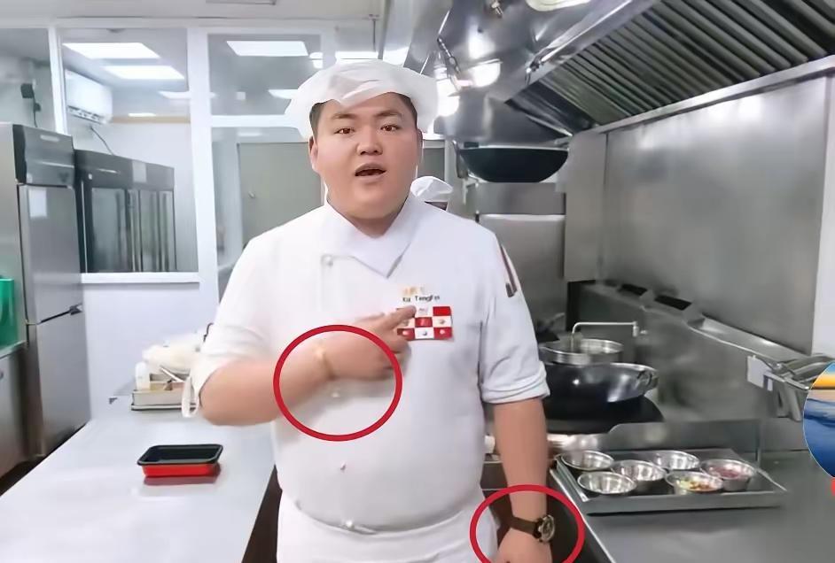 这是西贝上海厨师长，他要向罗永浩展示一下西贝的后厨，亲自炒了一个菜，结果菜还没有