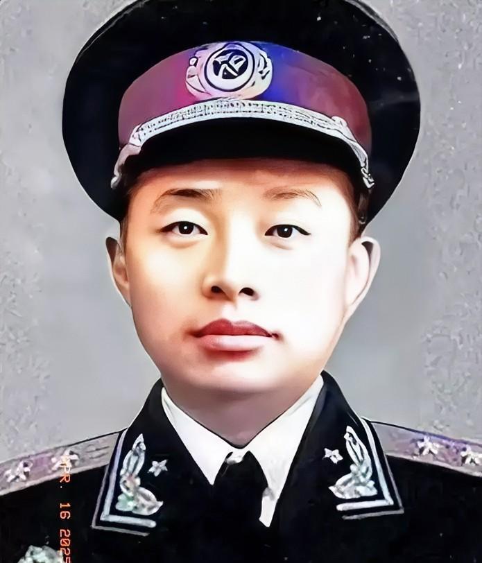 授衔台上，一张年轻稚嫩的面庞，却肩扛中将军衔，这可是时势造就了英雄啊！他就是“万