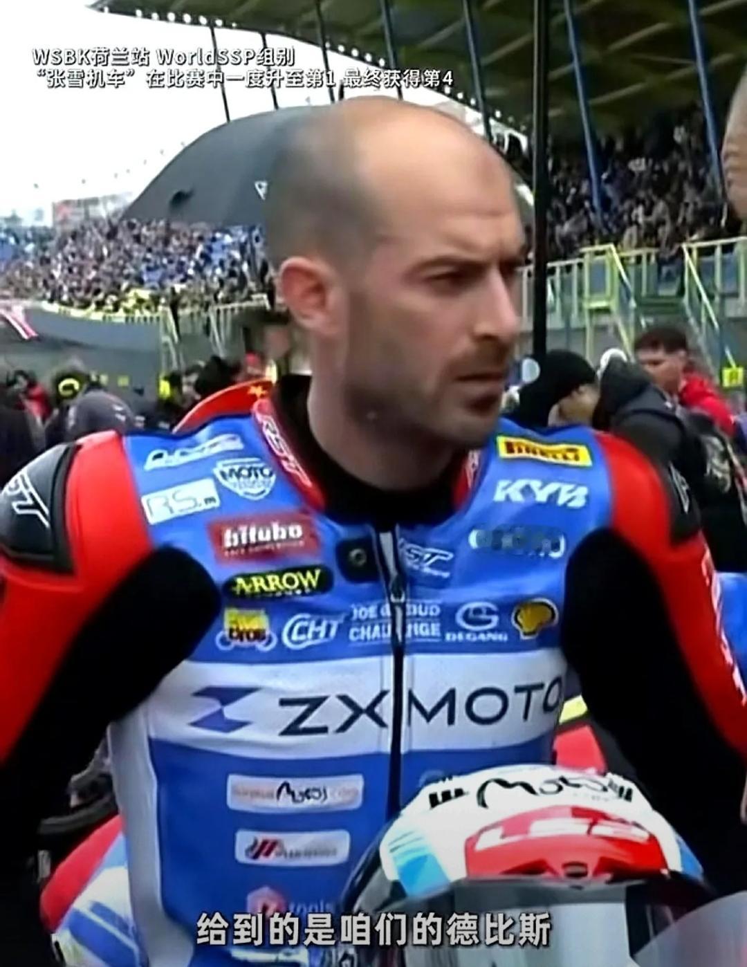 “德比斯，你跑个屁！”最后一圈，德比斯紧咬牙关。前面五台雅马哈，四台杜卡迪，像