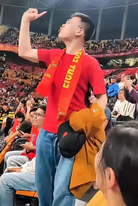“滚出国家队！永远别回来！一分钟都别待了！”10月2日晚，重庆龙兴足球场的怒吼