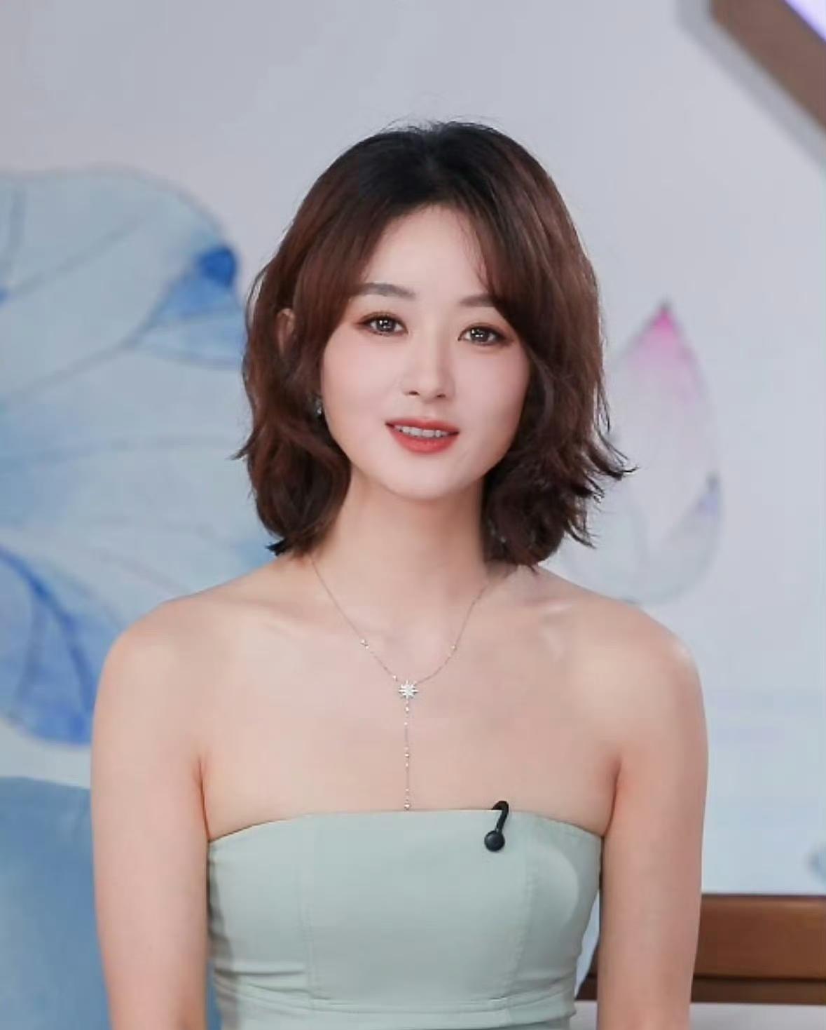 同一天直播，杨幂和赵丽颖，一个像刚出街的潮妹，一个像邻家姐姐。杨幂头发卷得蓬松