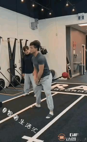 旁边那个人都笑趴下了，这哪是健身，分明是自残啊。健身房里可笑的一幕，戴眼镜的男