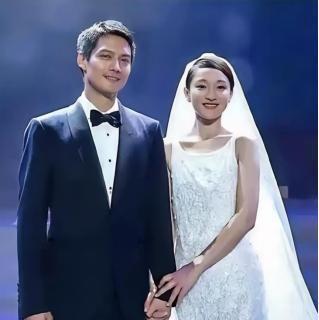 周迅那场持续6年的「供养式」婚姻，撕开了一个残酷真相：女人最怕的不是嫁错人，而是