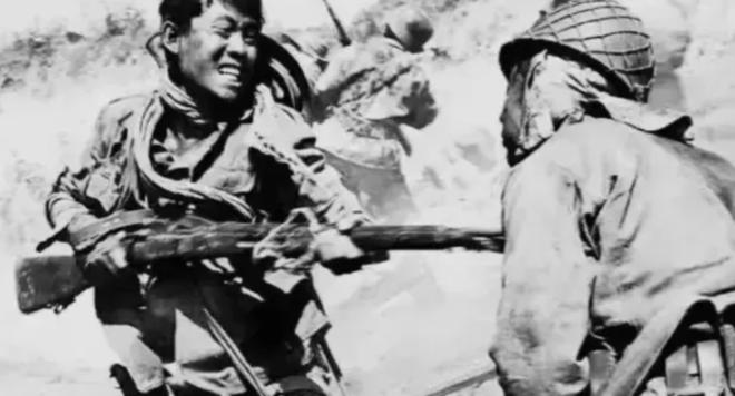 1941年，日本少将当众残杀八路军干部，杀完还对他进行肢解，一个伪军看到这一幕，