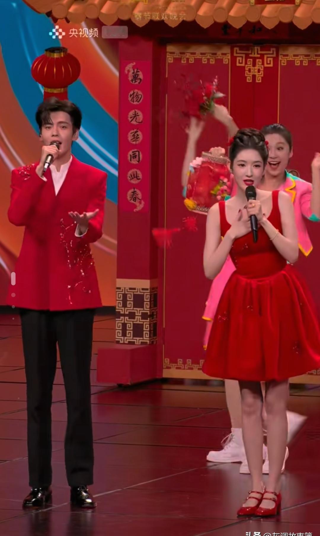 春晚导演急疯了，王玉雯一个转身，百万观众就忘了主持人都说了什么。你以为她只是去