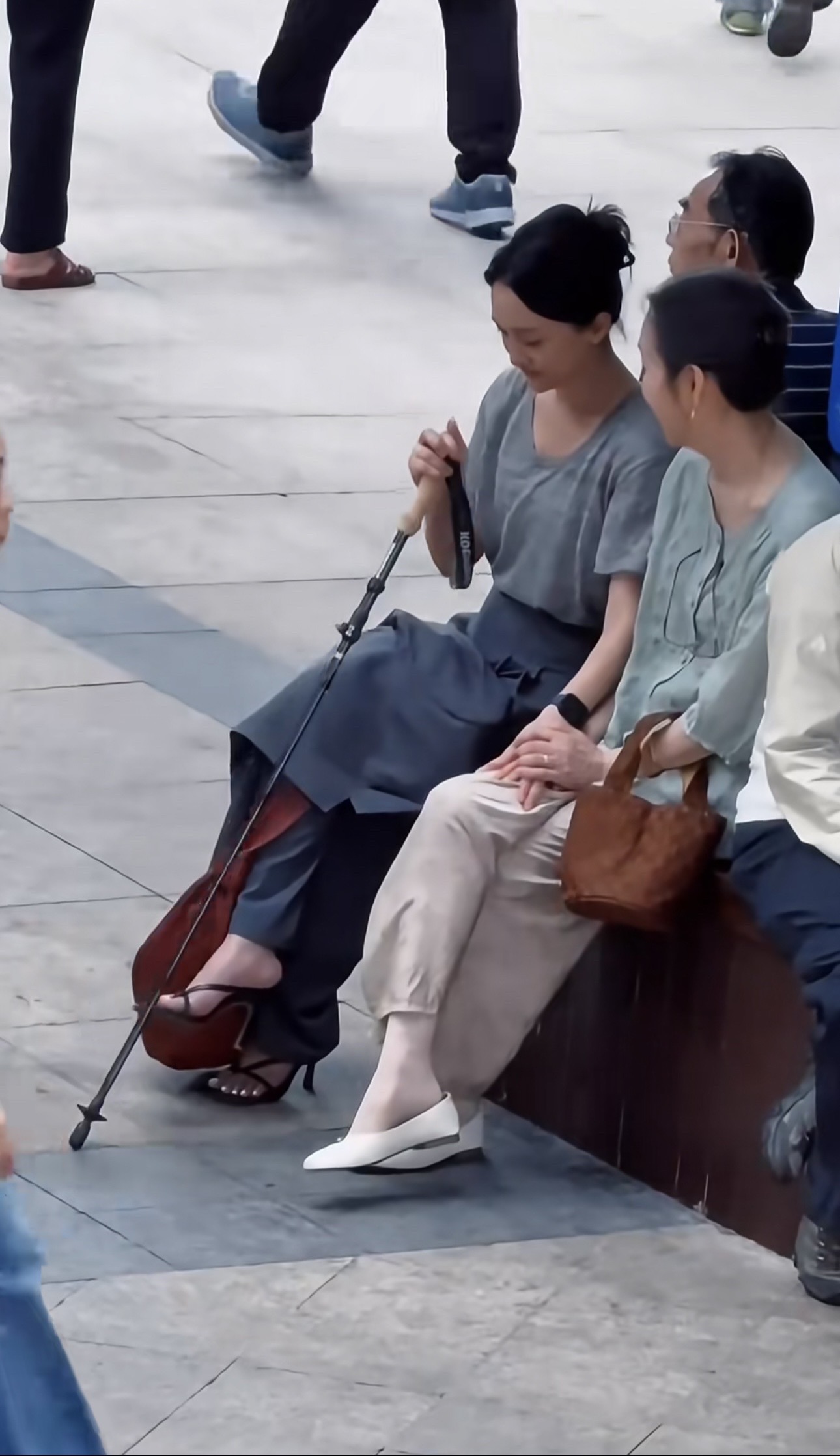 网友在省肿瘤医院偶遇周迅，旁边的病人都没认出她