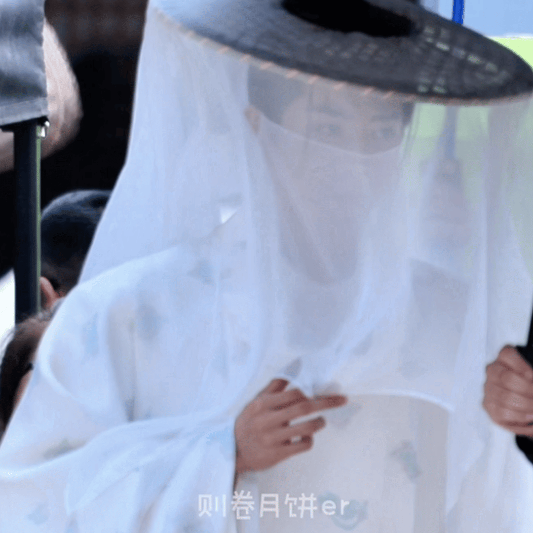 邓为《风月不相关》今日份路透，揭开白衣斗笠惊为天人，邓为古装扮相出圈，不仅仅是长