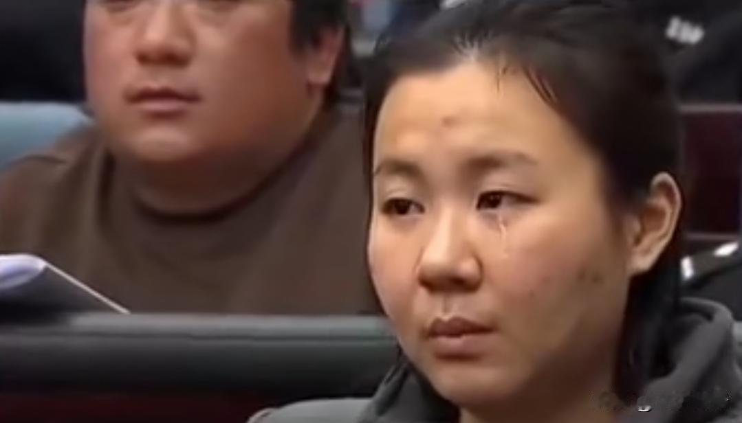 明珍珍被捕前皮肤白白净净，以为她的皮肤本来就是那么好，没想到那都是假的，她的脸上