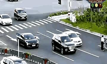 我今天算是开了眼了。真的，就刚才，我差点以为自己要上社会新闻了。马路正中间，