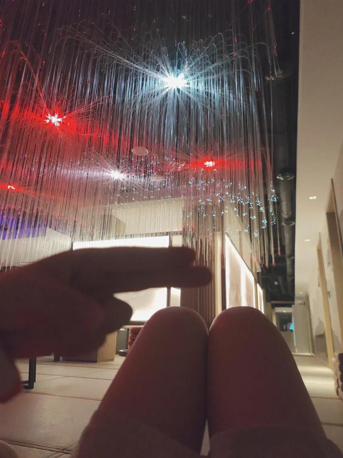 刚刚在搓澡呢。搓澡的大姨说话特别有趣。她说道：“姑娘，你身材可真好，把脸一蒙