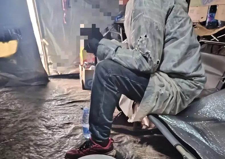 福建8岁男童，据知情网友透露，下面是孩子的父母.看着好心酸，爸爸精疲力尽，妈