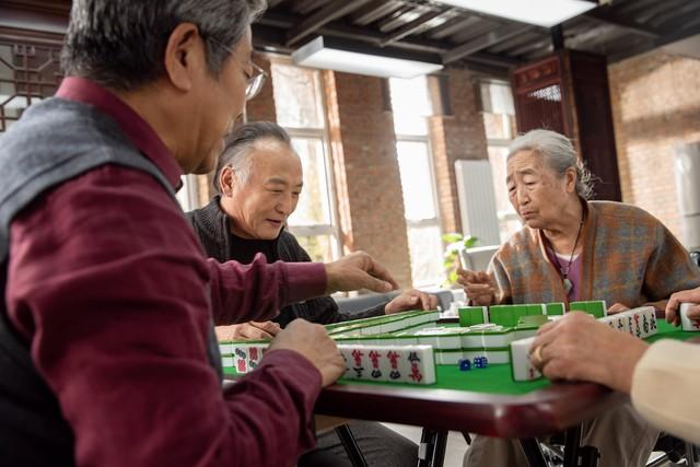 上海交大建议：上了年纪，宁愿吃饱了打麻将，也别在饭后做3件事吃完饭去打麻将，