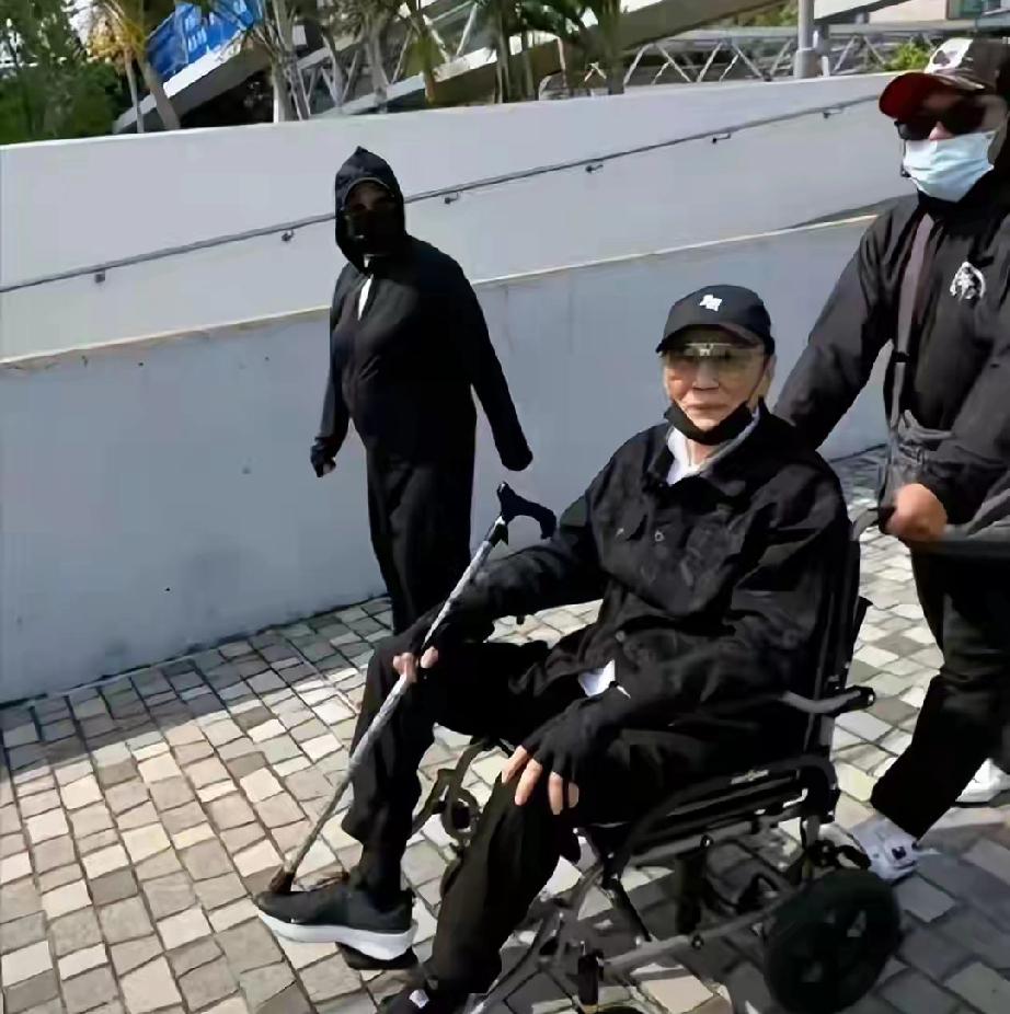89岁谢贤坐轮椅无人陪？当年一部片酬买楼，晚年活成唏嘘笑话89岁谢