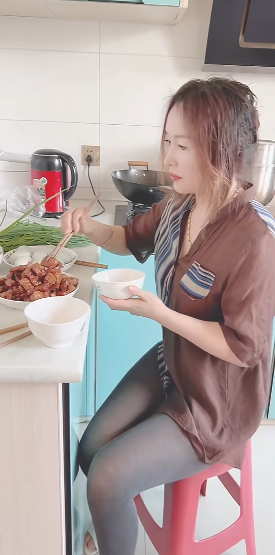大中午的吃红烧肉也不嫌腻得慌！