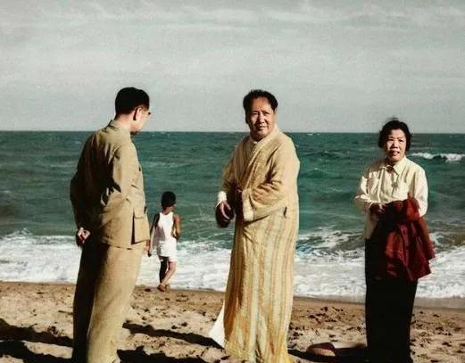 1954年周总理和毛主席在北戴河交谈。
