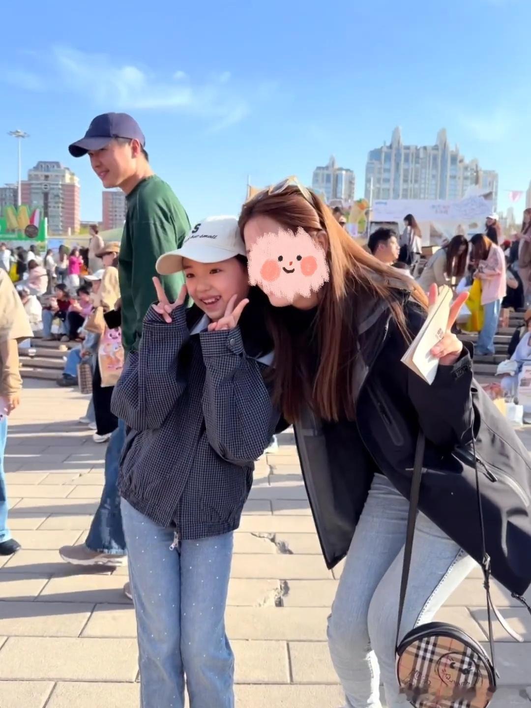 高云翔陪小酒窝逛面包节小酒窝和爸爸逛面包节小酒窝和爸爸逛面包节，高云翔被调侃“