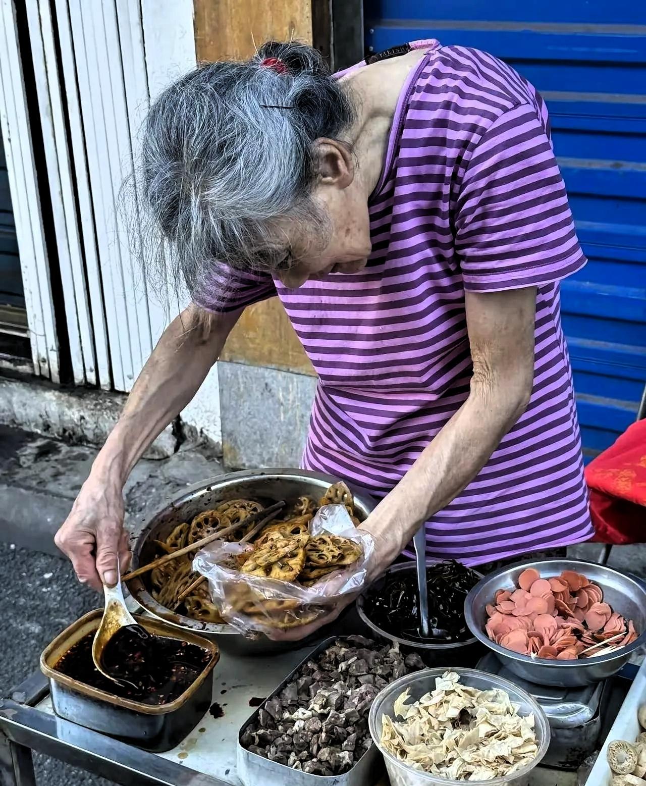 南昌“一毛钱奶奶”被骂了。藕片一小点，二十九块。有人蹲在南昌街头拍了段视频，说