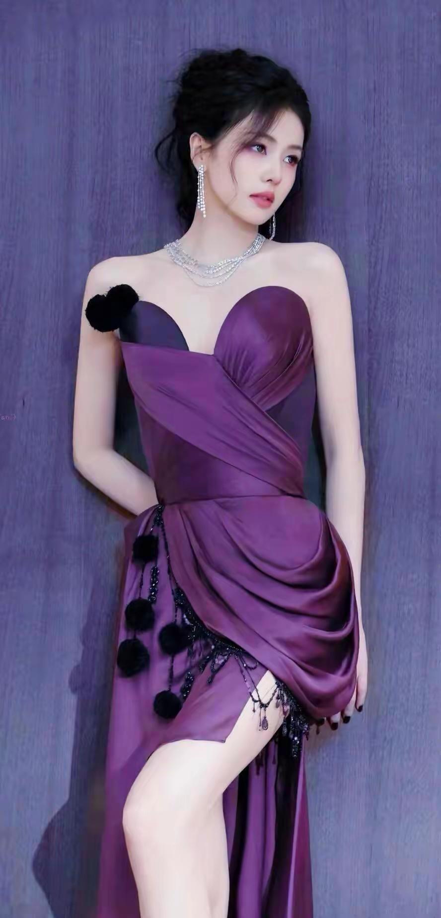 美女壁纸～白鹿深紫缎面礼裙勾勒出曼妙身姿，黑毛球与碎钻配饰碰撞出别致魅惑感白鹿