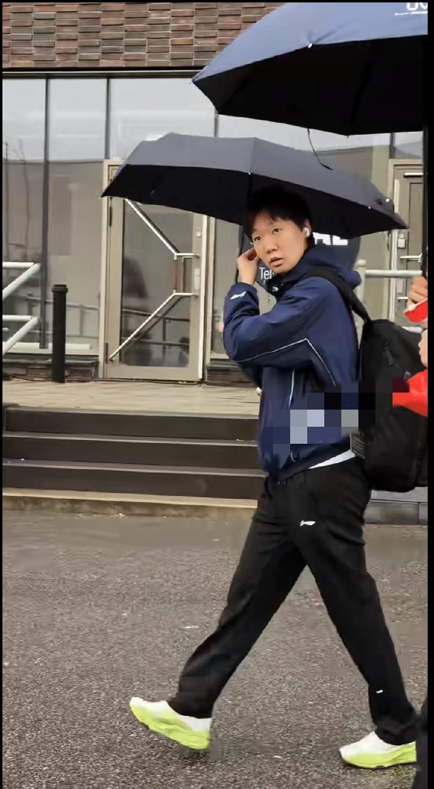 刷到王曼昱瑞典上训的路透视频。外面下起了小雨，鳗鱼自己撑着一把黑伞，步履匆