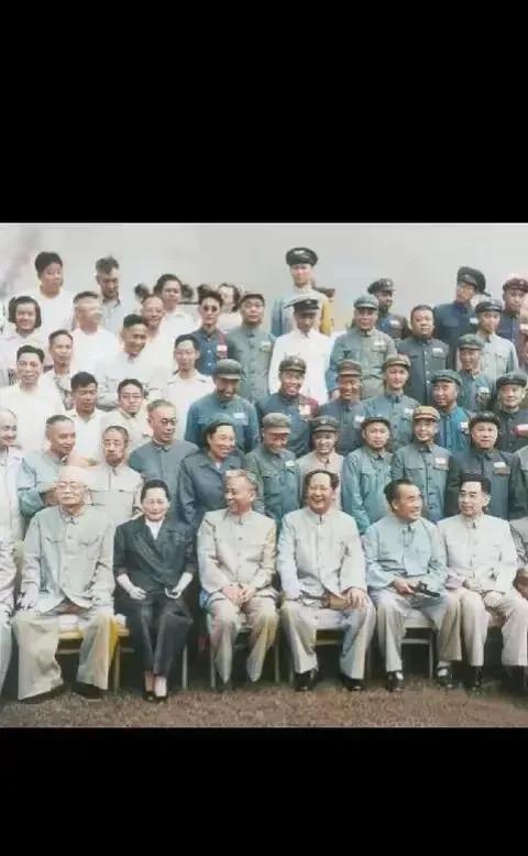 这张合影意义非凡，毛主席端坐其中，周围是一群革命志士。他们穿着朴素的军装，胸前佩