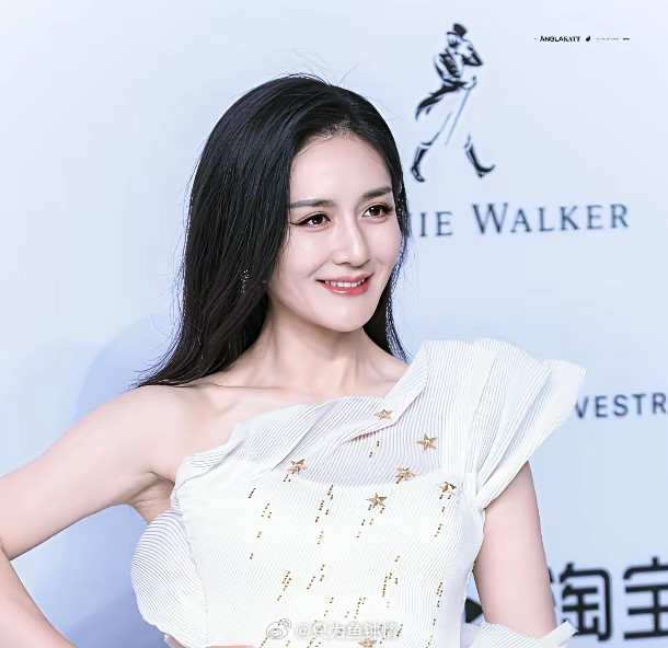 谢娜，太勇了！4月3日，谢娜深夜冲上了热搜，她没有退缩，也没有推卸责任，而是诚恳