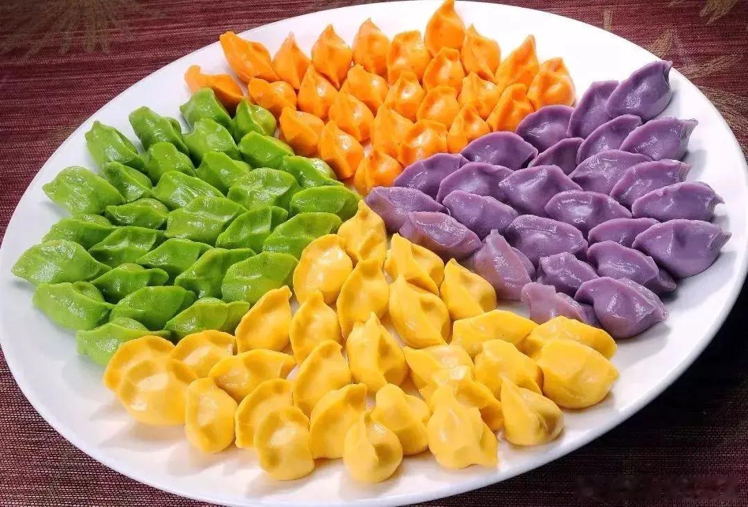 饺子一吃团圆味就有了冬天的幸福是一碗饺子给的老家有个规矩，出门前要吃饺子，叫“