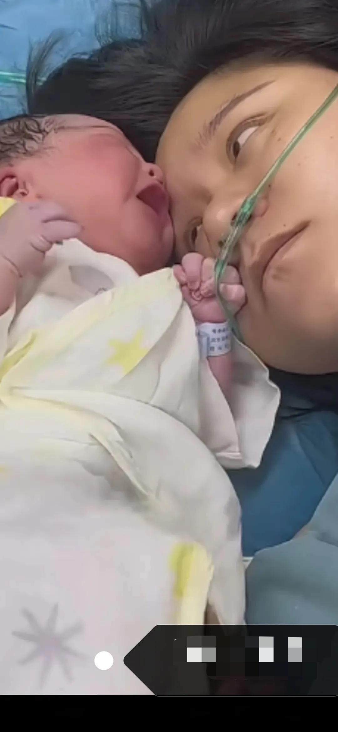 产妇心太酸啦！宝宝刚生下来，护士抱给妈妈说：宝宝头一次见妈妈给妈妈亲一个去，不曾