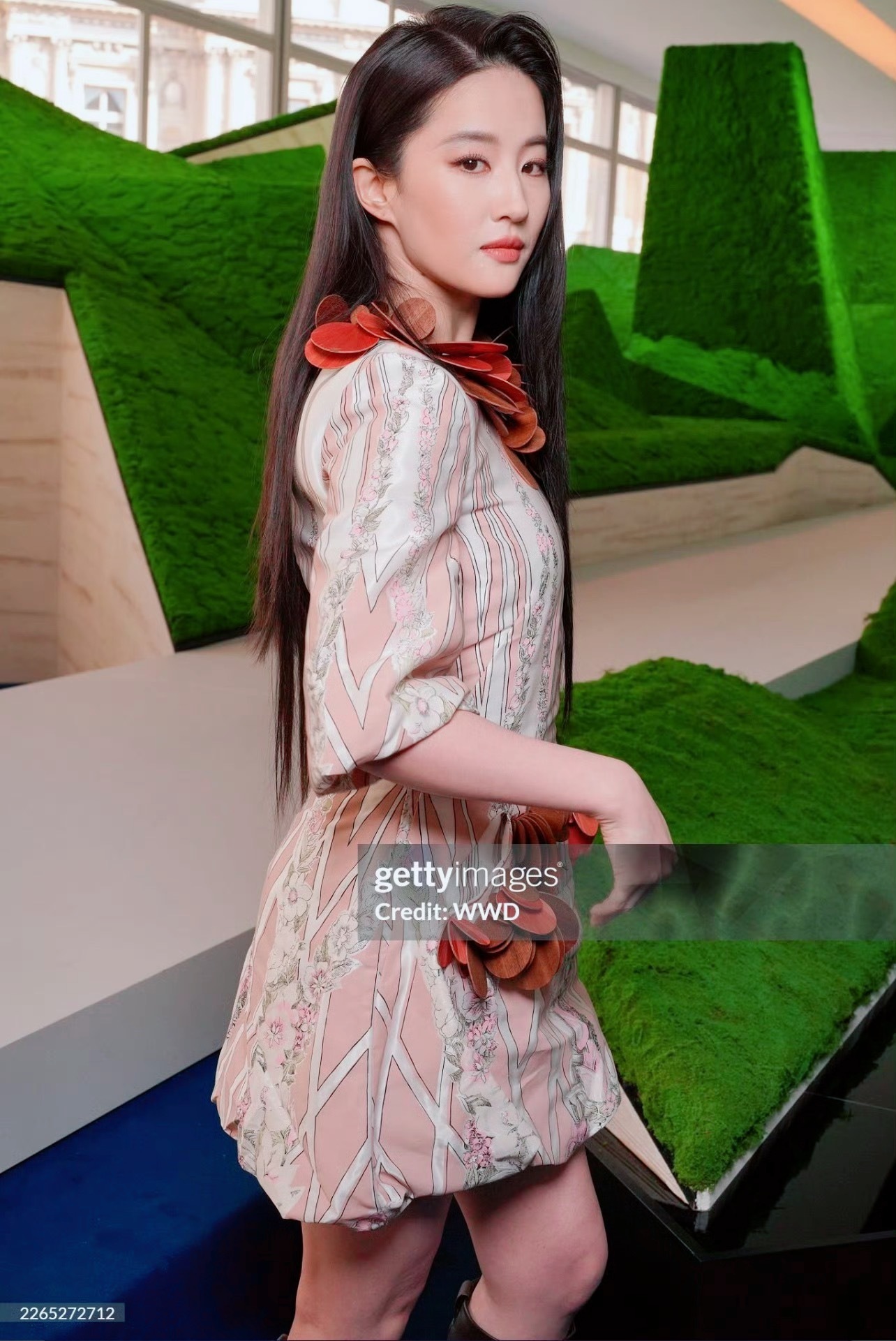 刘亦菲看秀飞吻LV秋冬女装秀时光见了她都绕道走！刘亦菲生图美到极致花期曼妙生