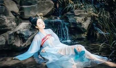 明朝年间，有一个名技生得十分美貌。14岁那年，假母让她第一次接客，她答应了，但是