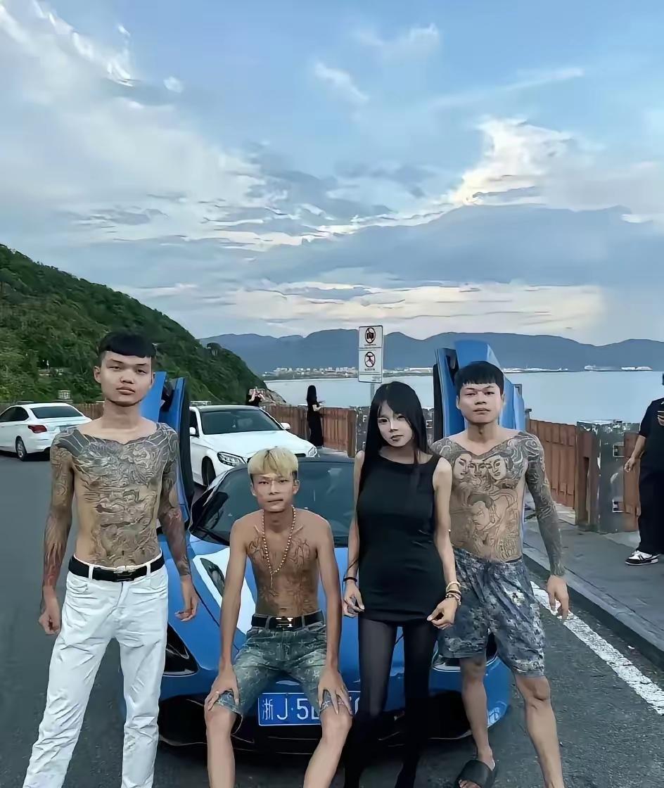 纹身自古就是贬义，不是好看，也不是艺术它就是一个社会人的标签。现在的年轻人都把
