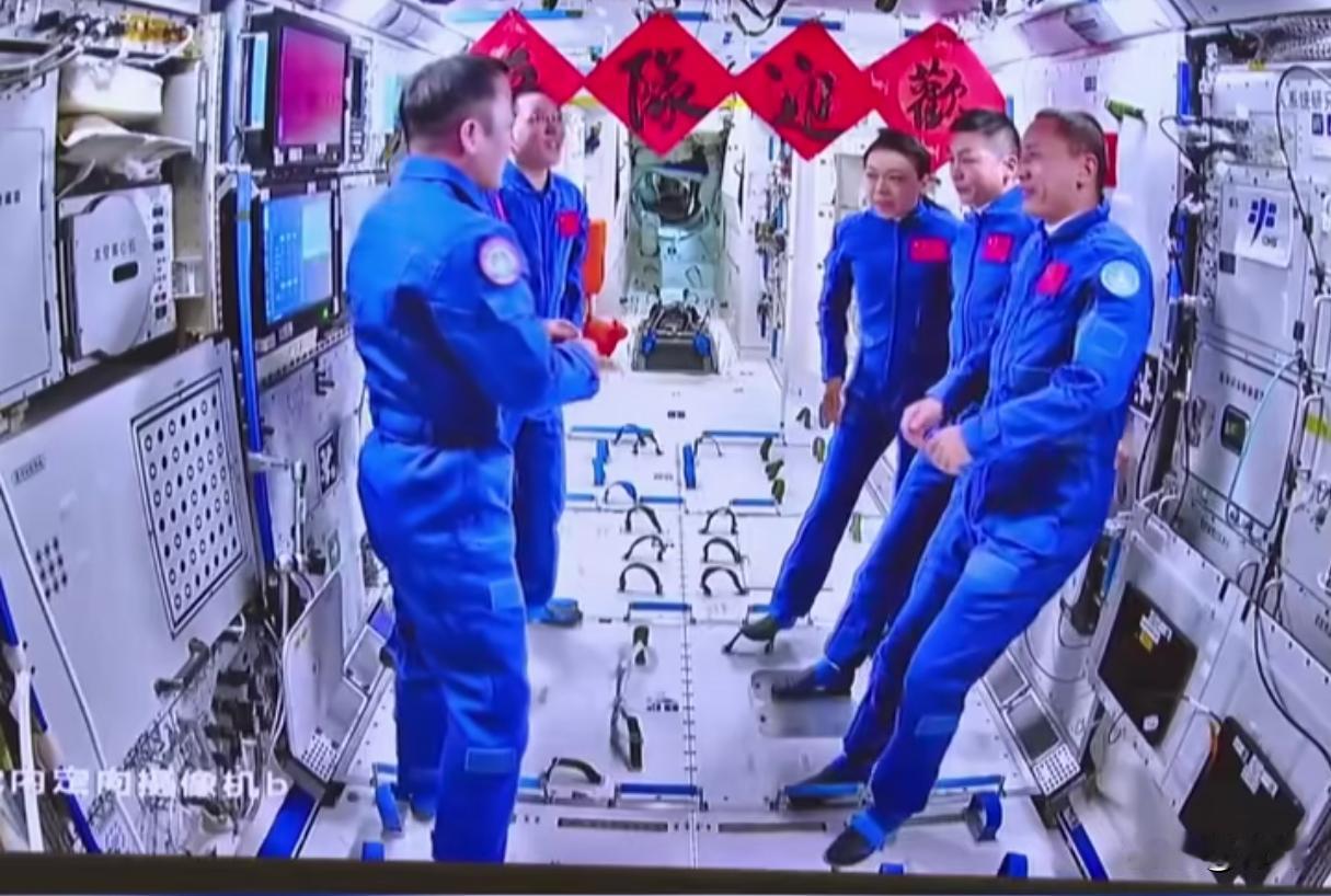 慢了半拍，进入空间站后，黎家盈应该还是有些不适应25号凌晨，神舟23号乘务组顺