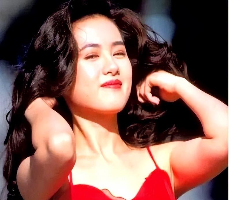 1996年，赚的盆满钵满马上就要结婚的李丽珍，因为禁不住王晶高达400万片酬的诱