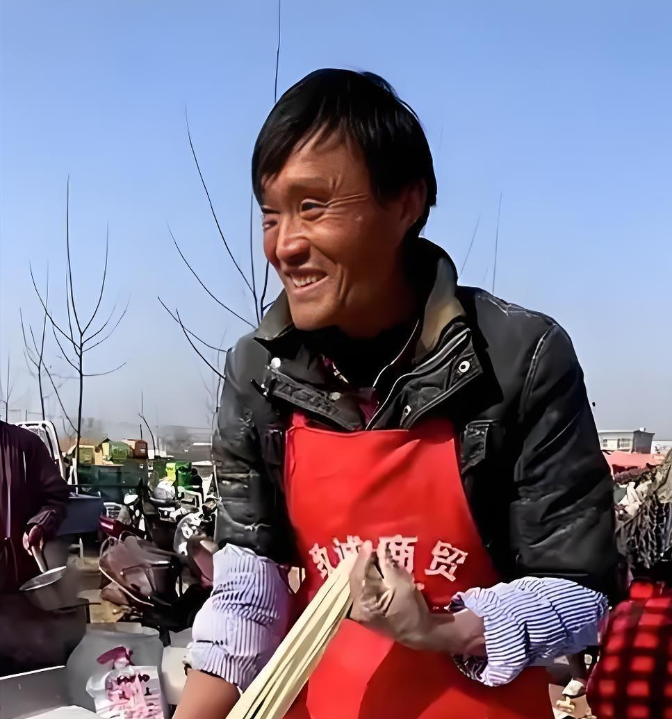 庞麦郎为音乐疯魔，年初被强制送进精神病院，他发病时连父母都打，还想自杀。曾经一首