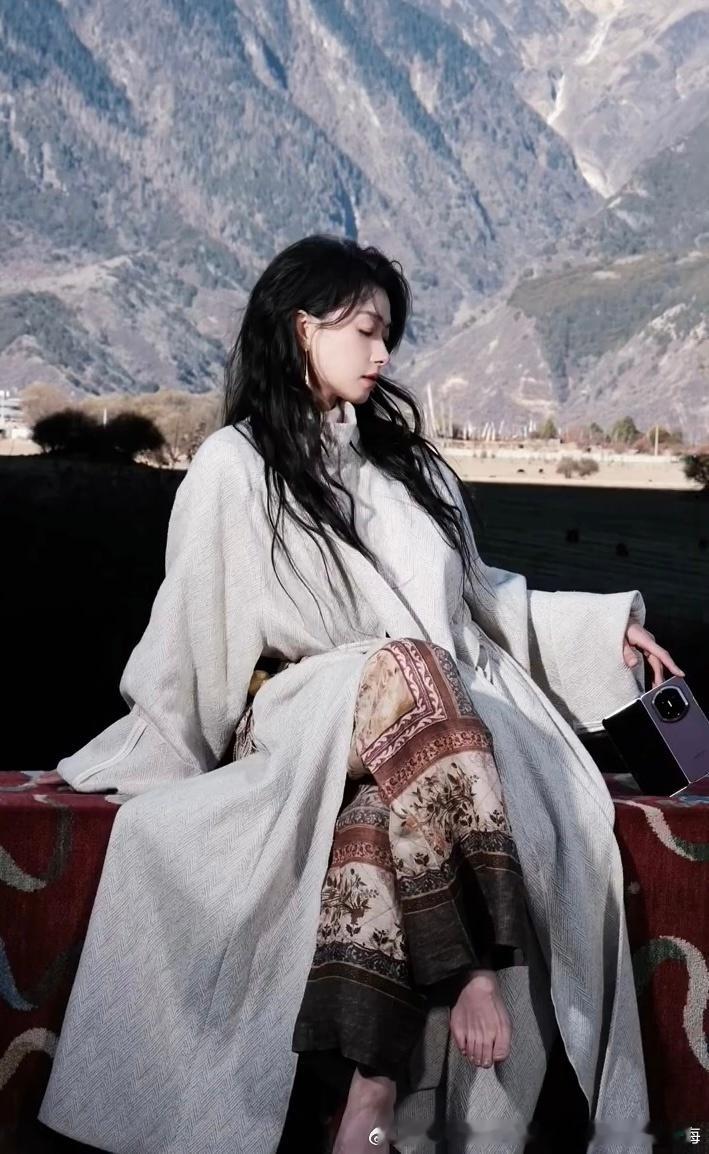 是汪莹汪老板先喜欢万茜的。