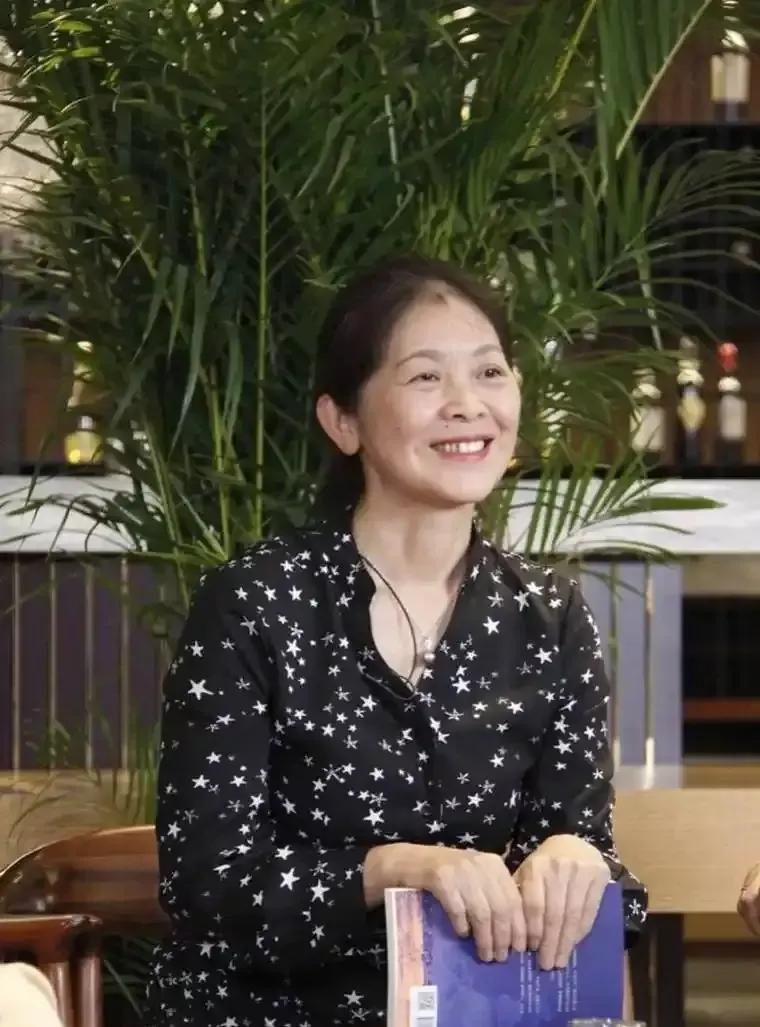 一张被爱情滋润过的脸，女作家迟子建！盛夏时节，我看了一本能够防暑降温，清澈心灵