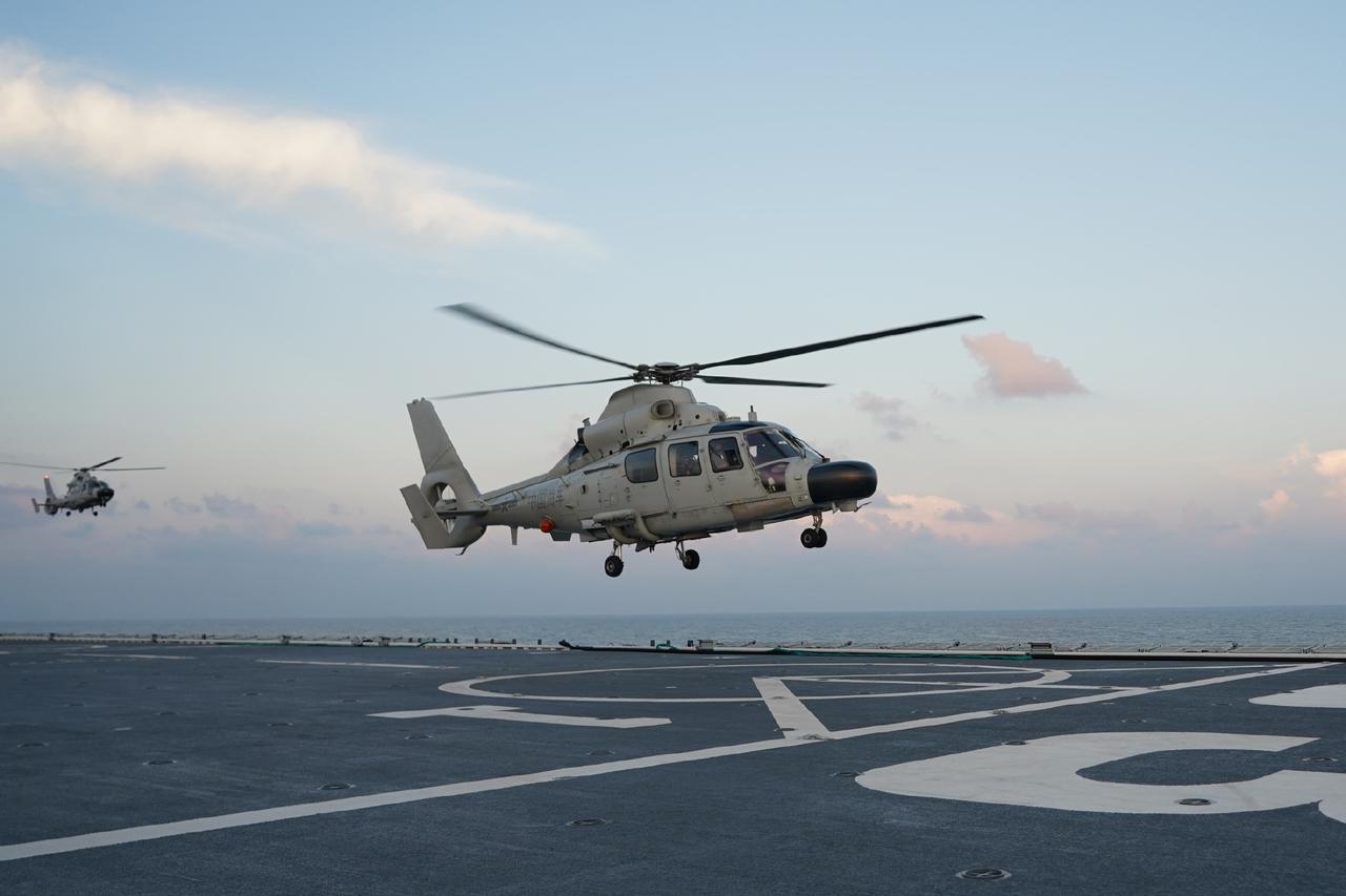 075两栖攻击舰上，正在进行舰载直升机起降训练，参加训练的主要是直-9舰载型和卡