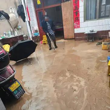 惊！火车站供水管“发怒”，村民生活乱套近日，陕西渭南华阴市孟塬镇迪红村出了件