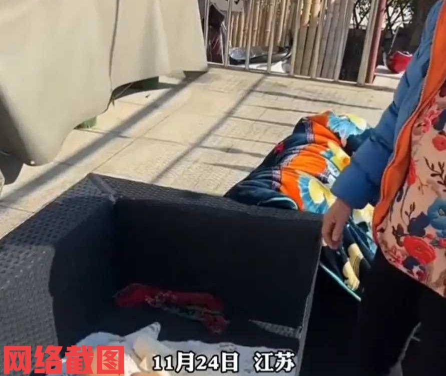 江苏有妈妈把出生不久的宝宝晒太阳。这里的原因在于宝宝身上长了黄疸，这是由于人