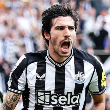 【你一个我一个】罗马诺托纳利在曼联内部备受赏识。目前曼城的首要目标是埃利奥特安德