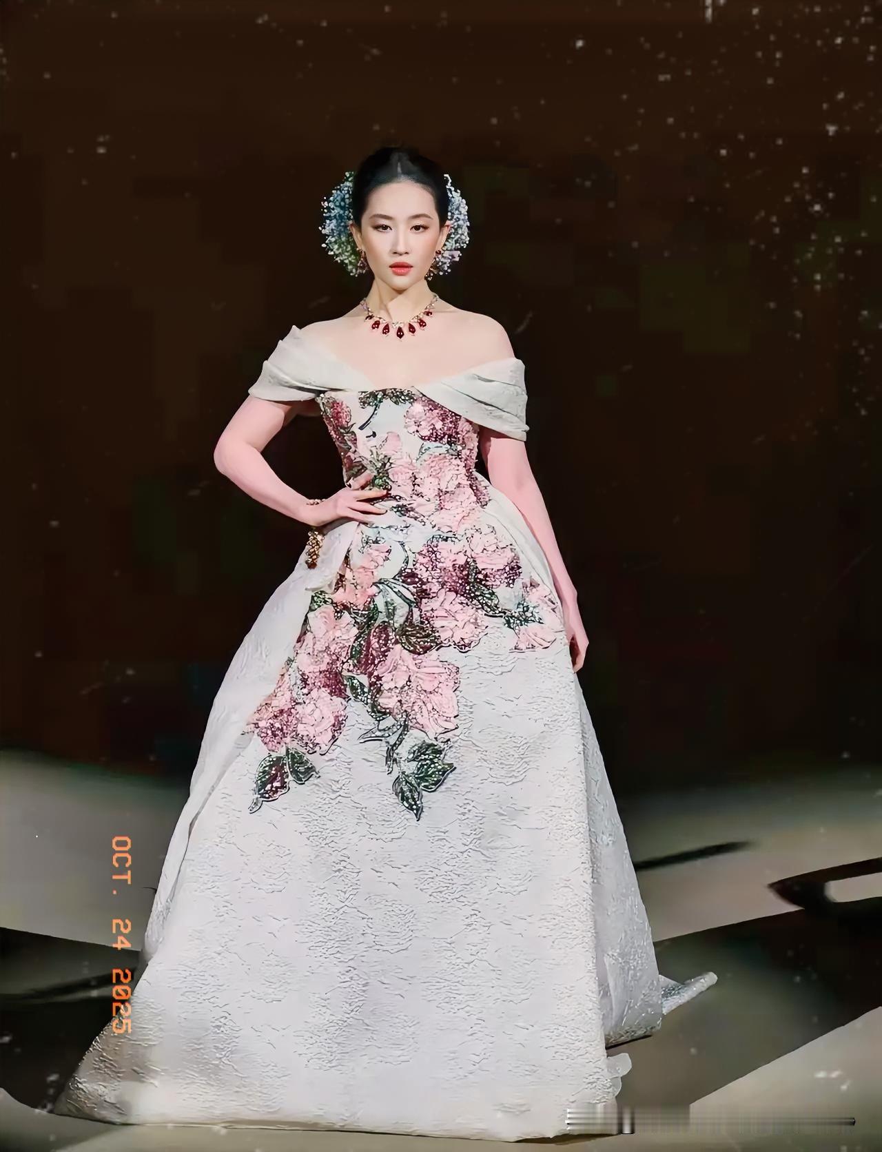 不出意外，意外还是发生了！VOGUE20周年盛典红毯，刘亦菲压轴出场刚摆好