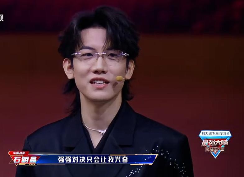 都知道国际战队的拉吉是来拖后腿的，石明鑫在直播的时候借着夸施一公真实，暗戳戳的说