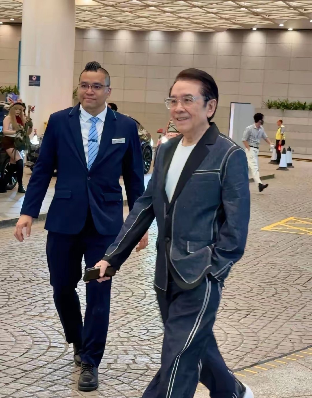 完全看不出来这快80岁了怎么保养的啊