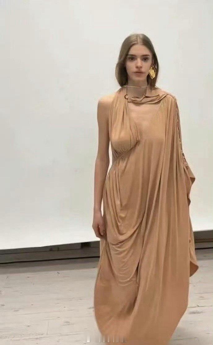 是我不懂时尚了。。这个衣服设计的莫名其妙！​​​