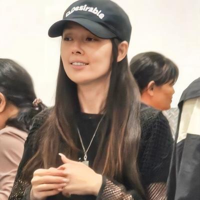 郭碧婷素颜逛超市，瘦到两颊凹陷，大家观点不同。珠海山姆，有人撞见她跟向佐在挑日用品。没助理，没保镖，