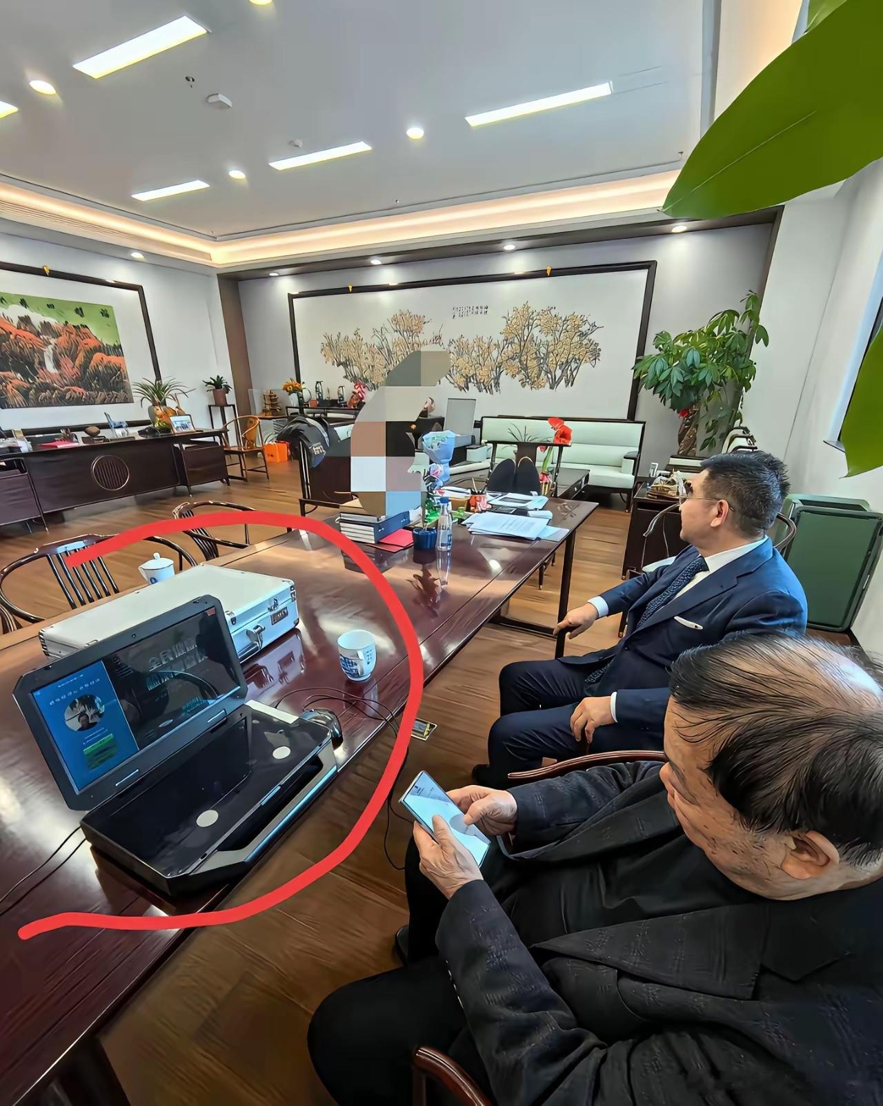 有没有朋友能认出曹德旺面前这台机器？乍一看像电脑，仔细看却完全不是那么回事——造