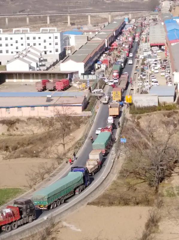 东莞樟木头这个小镇最近可热闹了，居然因为中东开战大堵车！3月9日气温回暖，莞樟路